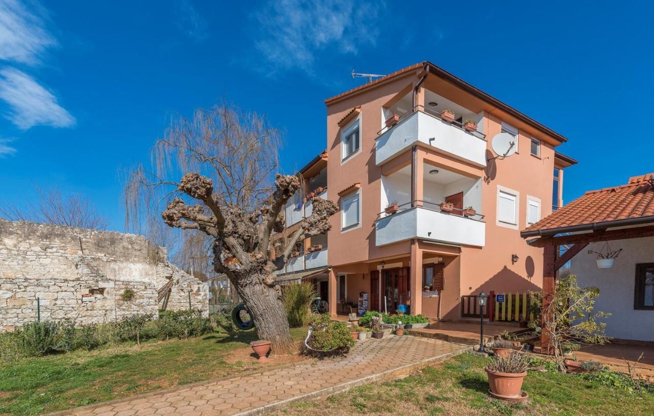 Apartments Ulika Cervar-Porat Luaran gambar